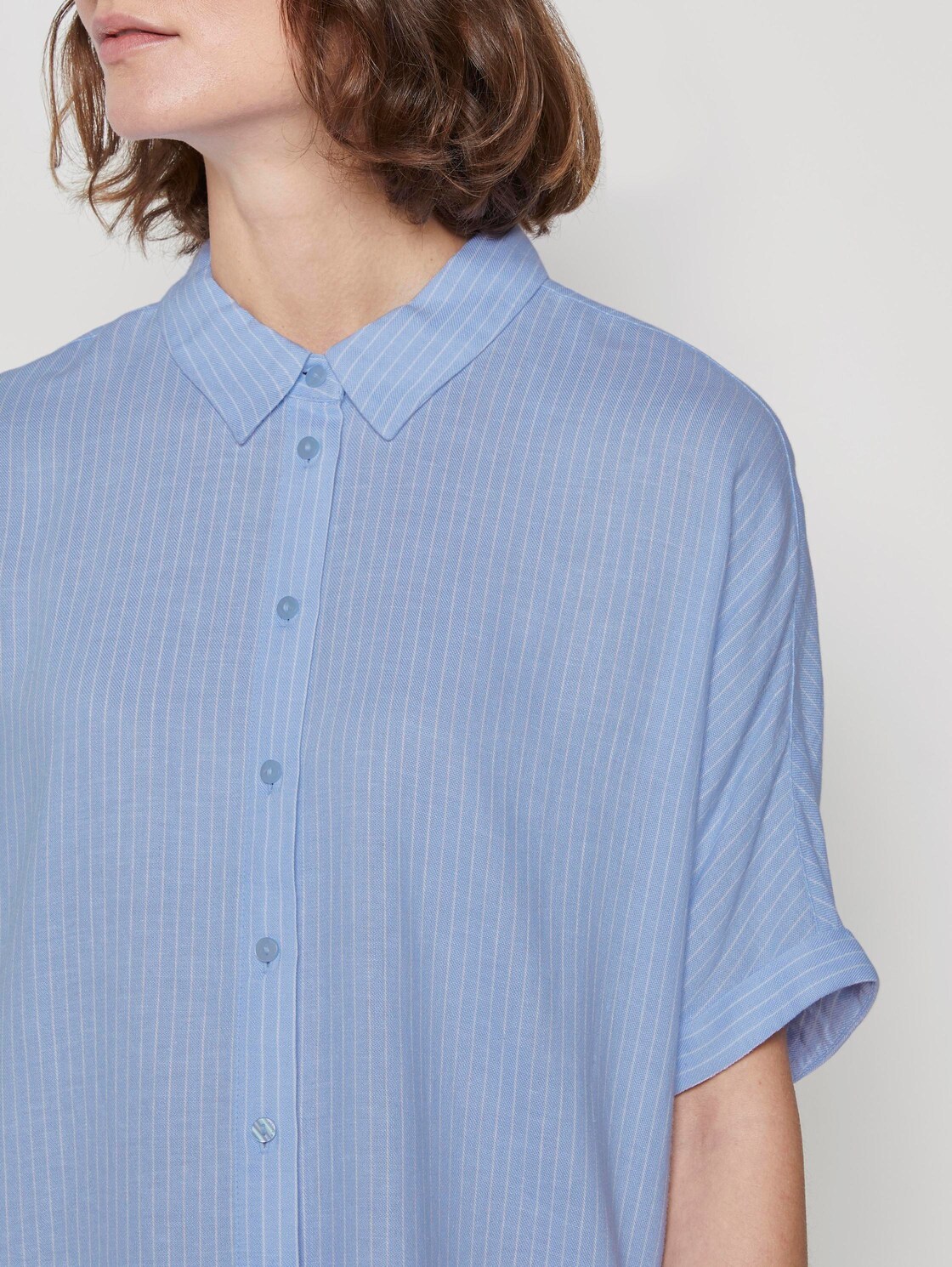 Lockere gestreifte Hemdbluse (blau) - von TOM TAILOR