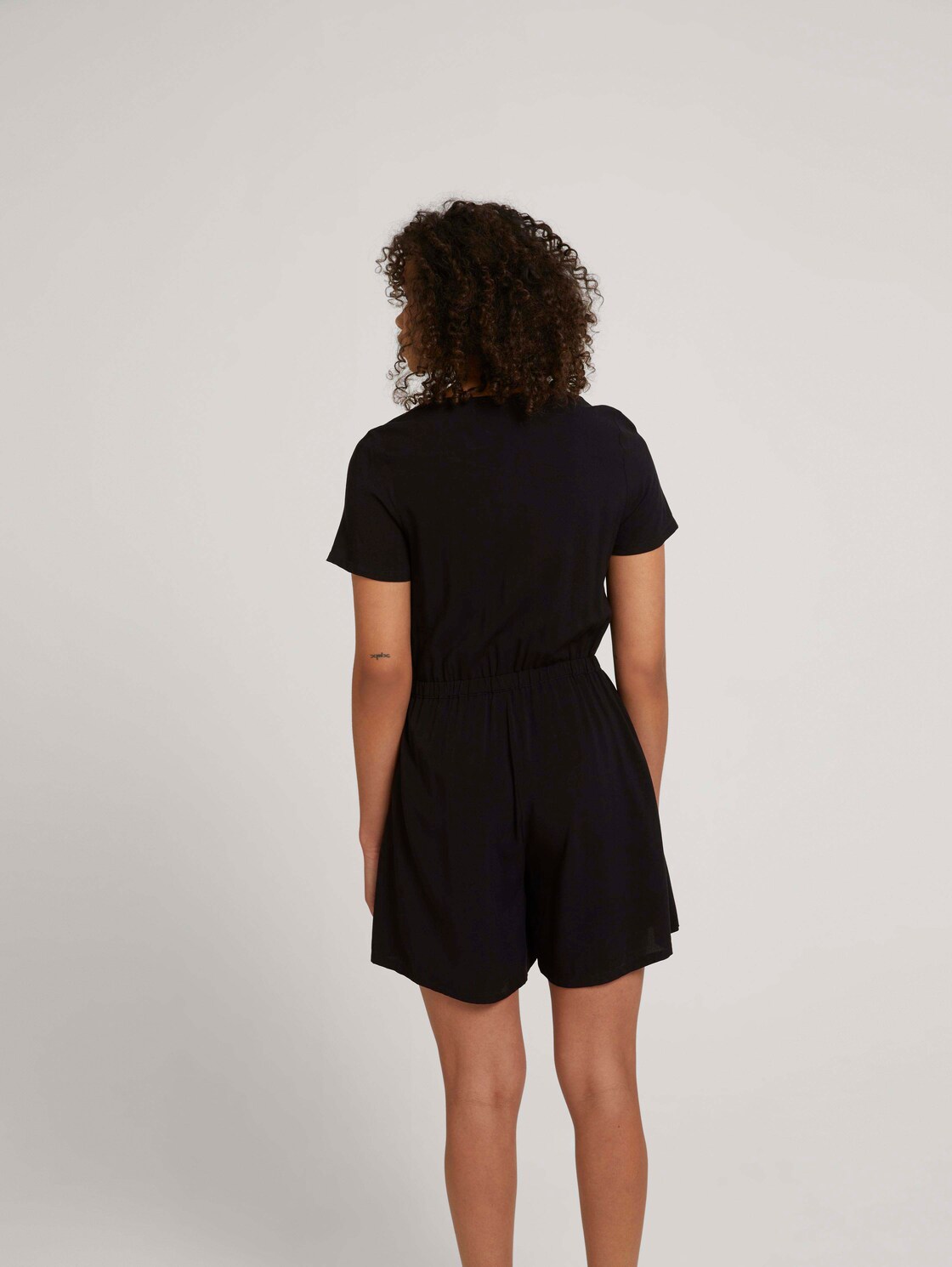 Kurzer Jumpsuit in Wickeloptik von TOM TAILOR Denim