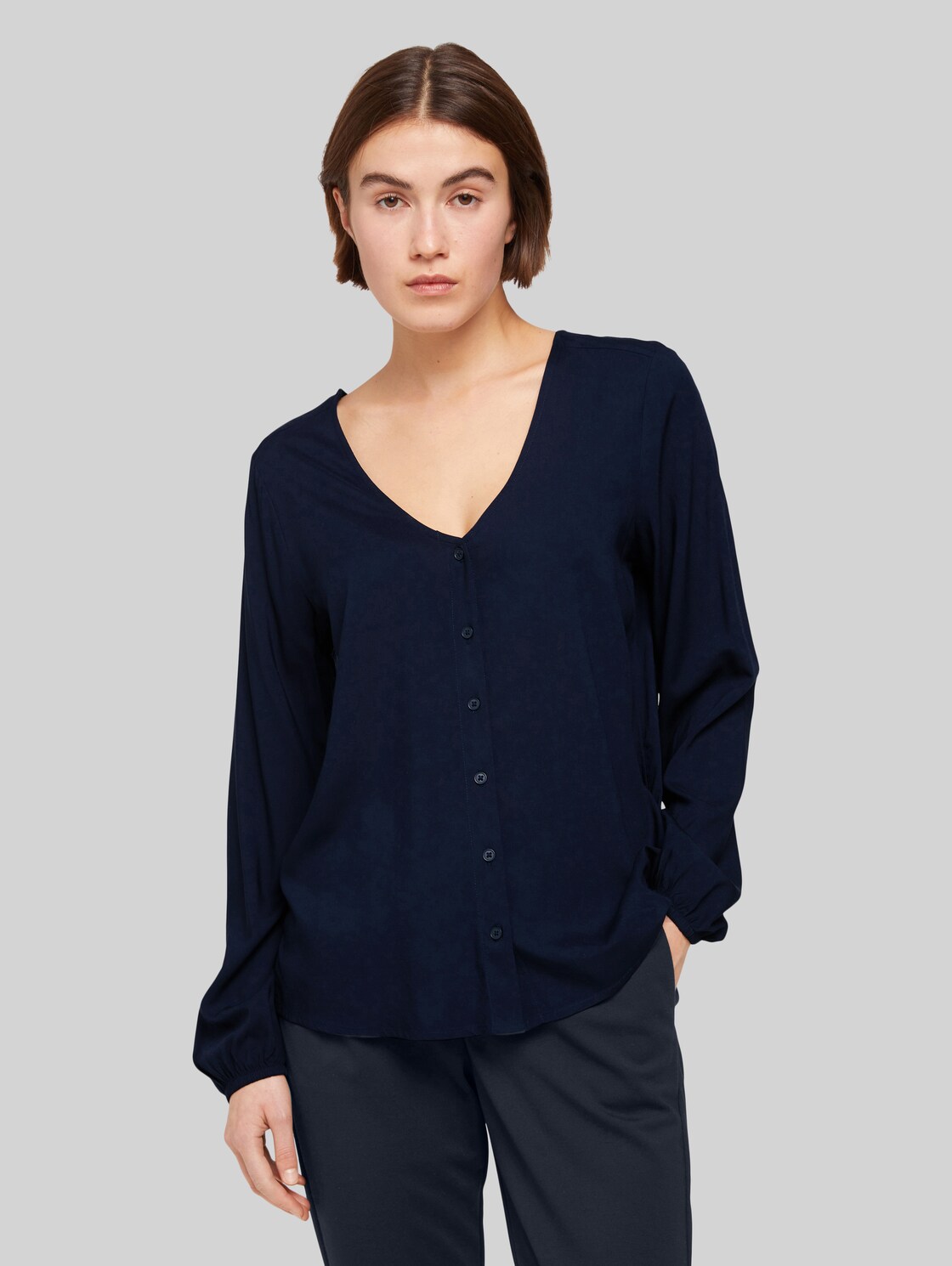 TOM TAILOR DENIM Damen Bluse mit V-Ausschnitt aus Viskosefasern, blau, Logo Print, Gr. XL, viskose