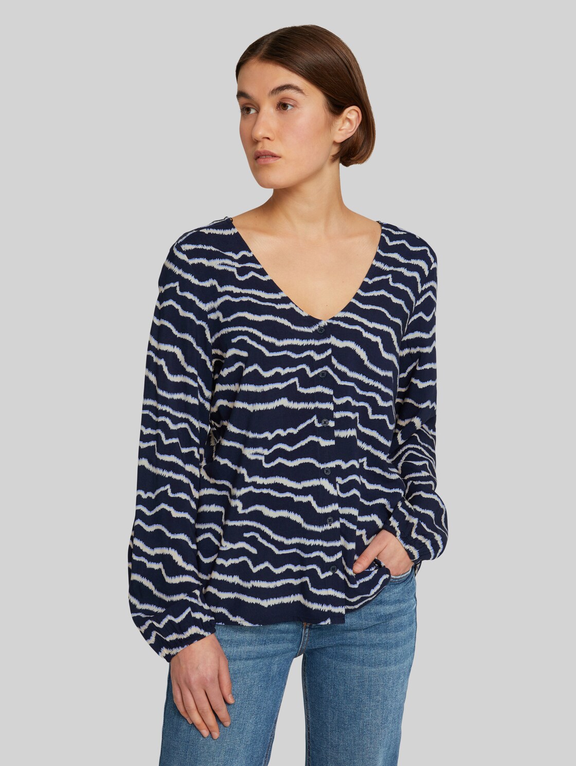 TOM TAILOR DENIM Damen Bluse mit V-Ausschnitt aus Viskosefasern, blau, Logo Print, Gr. L, viskose