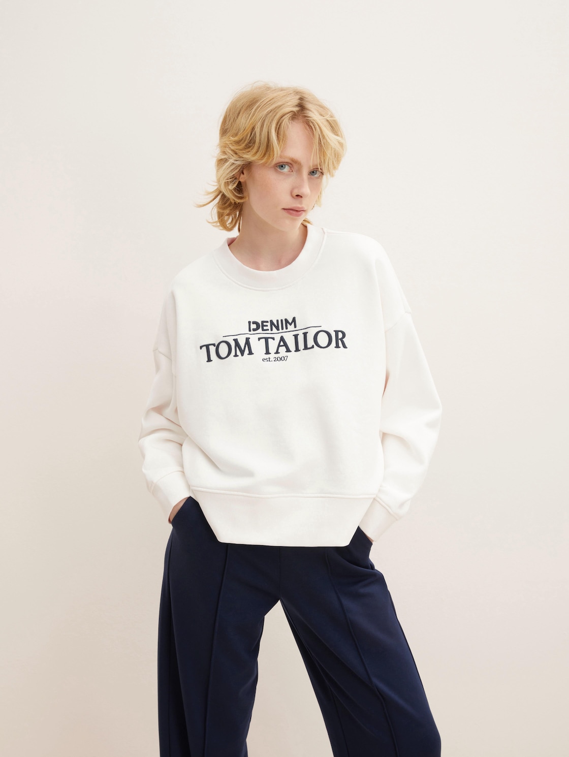 Artikel klicken und genauer betrachten! - TOM TAILOR DENIM Damen Oversized Sweatshirt, weiß, Logo Print, Gr. XL | im Online Shop kaufen