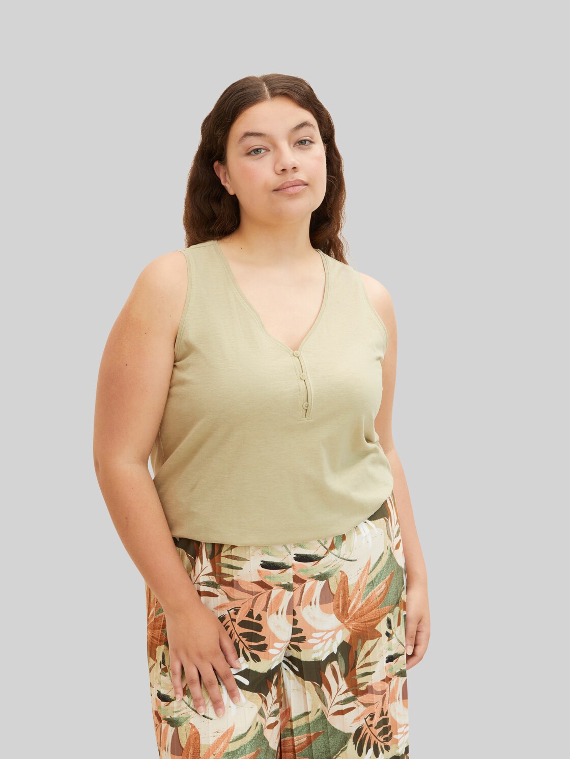 TOM TAILOR Damen Plus - T-Shirt mit Deko Knopfleiste, grün, Gr. 46,