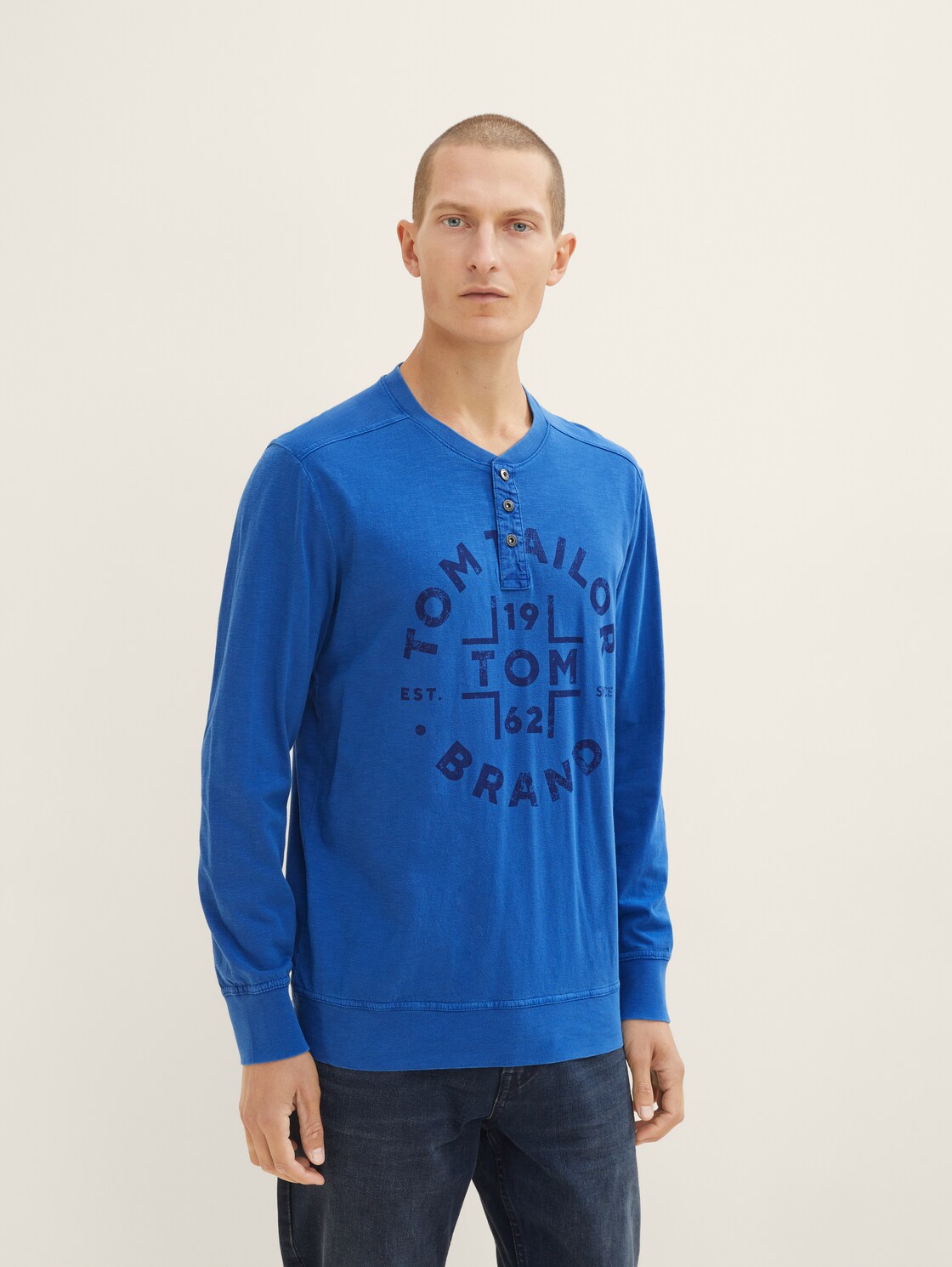 Artikel klicken und genauer betrachten! - TOM TAILOR Herren Henleyshirt mit Logo-Print, blau, Logo Print, Gr. XL | im Online Shop kaufen