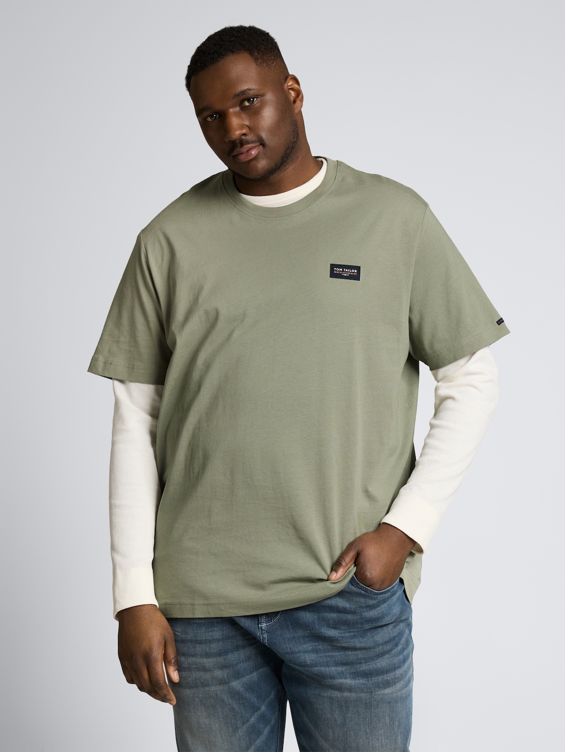 Thumbnail - TOM TAILOR Herren Plus Size - T-Shirt aus Baumwolle mit Logo-Badge, grün, Uni, Gr. 4XL