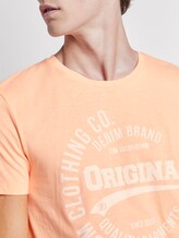 T-shirt with a print - Men - papaya neon orange T-shirt with a print - Men - papaya neon orange - 9 - TOM TAILOR Denim