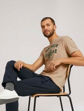 T-Shirt mit Logo-Print - Männer - Sandy Beige T-Shirt mit Logo-Print - Männer - Sandy Beige - 5 - TOM TAILOR