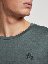 T-Shirt mit Logo-Stickerei - Männer - dark gable green melange T-Shirt mit Logo-Stickerei - Männer - dark gable green melange - 9 - TOM TAILOR Denim