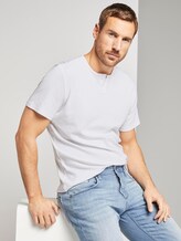 T-Shirt mit Henley-Ausschnitt - Männer - White T-Shirt mit Henley-Ausschnitt - Männer - White - 5 - TOM TAILOR