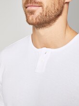 T-Shirt mit Henley-Ausschnitt - Männer - White T-Shirt mit Henley-Ausschnitt - Männer - White - 9 - TOM TAILOR