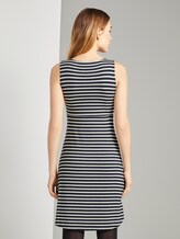 Gemustertes Kleid mit V-Ausschnitt - Frauen - navy stripe Gemustertes Kleid mit V-Ausschnitt - Frauen - navy stripe - 2 - TOM TAILOR