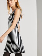 Gemustertes Kleid mit V-Ausschnitt - Frauen - navy stripe Gemustertes Kleid mit V-Ausschnitt - Frauen - navy stripe - 5 - TOM TAILOR