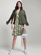 Gemustertes Kleid mit V-Ausschnitt - Frauen - small khaki floral design Gemustertes Kleid mit V-Ausschnitt - Frauen - small khaki floral design - 3 - TOM TAILOR