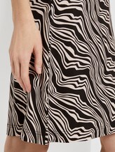 Gemustertes Kleid mit V-Ausschnitt - Frauen - black wavy design Gemustertes Kleid mit V-Ausschnitt - Frauen - black wavy design - 10 - TOM TAILOR