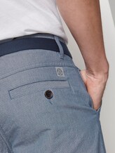 Gemusterte Josh Regular Slim Baumwoll-Shorts mit Gürtel - Männer - Light Blue Minimal Indigo Gemusterte Josh Regular Slim Baumwoll-Shorts mit Gürtel - Männer - Light Blue Minimal Indigo - 10 - TOM TAILOR