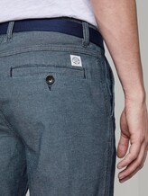 Gemusterte Josh Regular Slim Baumwoll-Shorts mit Gürtel - Männer - blue indigo structure Gemusterte Josh Regular Slim Baumwoll-Shorts mit Gürtel - Männer - blue indigo structure - 10 - TOM TAILOR