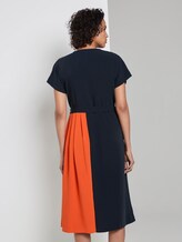 Kleid mit zweifarbigem Faltenrock - - Sky Captain Blue Kleid mit zweifarbigem Faltenrock - - Sky Captain Blue - 2 - Mine to five
