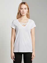 Cut-Out T-Shirt mit Bio-Baumwolle - Frauen - Off White Cut-Out T-Shirt mit Bio-Baumwolle - Frauen - Off White - 1 - TOM TAILOR Denim