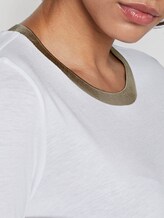 T-Shirt mit Kontrast-Blende - Frauen - Ceramic White T-Shirt mit Kontrast-Blende - Frauen - Ceramic White - 9 - Mine to five