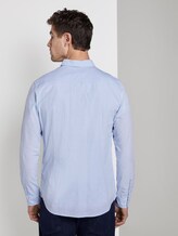 Strukturiertes Hemd mit schmalem Kent-Kragen - Männer - light blue stripe white dobby Strukturiertes Hemd mit schmalem Kent-Kragen - Männer - light blue stripe white dobby - 2 - TOM TAILOR