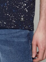 T-shirt with an all-over print - Men - navy blue white splashes print T-shirt with an all-over print - Men - navy blue white splashes print - 10 - TOM TAILOR Denim