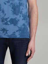 T-shirt in a batik look - Men - blue big batik print T-shirt in a batik look - Men - blue big batik print - 10 - TOM TAILOR Denim