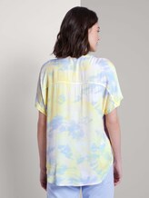 Kurzarm Blusenshirt im Batik-Look - Frauen - yellow rose batik print Kurzarm Blusenshirt im Batik-Look - Frauen - yellow rose batik print - 2 - TOM TAILOR Denim