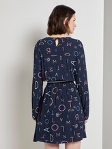 Gemustertes Minikleid mit Tape-Einsatz an der Taille - Frauen - navy letter print Gemustertes Minikleid mit Tape-Einsatz an der Taille - Frauen - navy letter print - 2 - TOM TAILOR Denim
