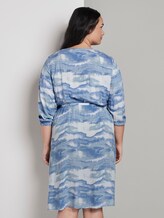 Midi-Wickelkleid im Batik-Look - Frauen - bluish tie dye Midi-Wickelkleid im Batik-Look - Frauen - bluish tie dye - 2 - My True Me