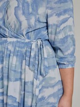 Midi-Wickelkleid im Batik-Look - Frauen - bluish tie dye Midi-Wickelkleid im Batik-Look - Frauen - bluish tie dye - 9 - My True Me