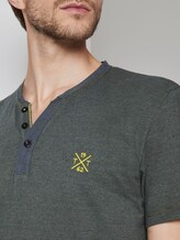 Serafino T-shirt with a colour pattern - Men - green overdye stripe Serafino T-shirt with a colour pattern - Men - green overdye stripe - 9 - TOM TAILOR