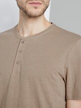 Basic Henley-T-Shirt in Melange-Optik - Männer - Silver Ecru Basic Henley-T-Shirt in Melange-Optik - Männer - Silver Ecru - 9 - TOM TAILOR