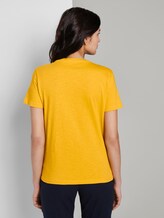 T-Shirt mit V-Ausschnitt und kleinem Print - Frauen - deep golden yellow T-Shirt mit V-Ausschnitt und kleinem Print - Frauen - deep golden yellow - 2 - TOM TAILOR