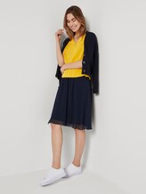 Patterned short-sleeved blouse with a reversed V-neckline - Women - deep golden yellow Patterned short-sleeved blouse with a reversed V-neckline - Women - deep golden yellow - 3 - TOM TAILOR