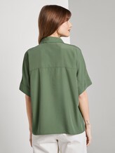 Kurzes Blusenshirt mit Taschen - Frauen - olive green Kurzes Blusenshirt mit Taschen - Frauen - olive green - 2 - TOM TAILOR Denim