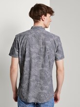 Gemustertes Kurzarmhemd mit Mao-Kragen - Männer - dark botanical yarn dye print Gemustertes Kurzarmhemd mit Mao-Kragen - Männer - dark botanical yarn dye print - 2 - TOM TAILOR Denim