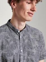 Gemustertes Kurzarmhemd mit Mao-Kragen - Männer - dark botanical yarn dye print Gemustertes Kurzarmhemd mit Mao-Kragen - Männer - dark botanical yarn dye print - 9 - TOM TAILOR Denim