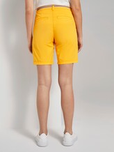 Relaxed Chino Bermuda Shorts mit Stoffgürtel - Frauen - deep golden yellow Relaxed Chino Bermuda Shorts mit Stoffgürtel - Frauen - deep golden yellow - 2 - TOM TAILOR