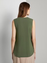 Ärmellose Tunikabluse mit Henley-Ausschnitt - Frauen - Dusty Rifle Green Ärmellose Tunikabluse mit Henley-Ausschnitt - Frauen - Dusty Rifle Green - 2 - TOM TAILOR Denim