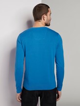 Basic knitted sweater with a V-neckline - Men - brilliant middle blue Basic knitted sweater with a V-neckline - Men - brilliant middle blue - 2 - TOM TAILOR