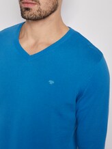 Basic knitted sweater with a V-neckline - Men - brilliant middle blue Basic knitted sweater with a V-neckline - Men - brilliant middle blue - 9 - TOM TAILOR