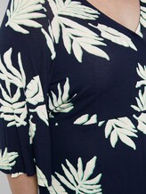 Patterned wrap top - Women - navy beige green flower print Patterned wrap top - Women - navy beige green flower print - 10 - My True Me