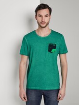 Gestreiftes T-Shirt mit abgesetzter Brusttasche - Männer - rich meadow green Gestreiftes T-Shirt mit abgesetzter Brusttasche - Männer - rich meadow green - 1 - TOM TAILOR