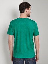 Gestreiftes T-Shirt mit abgesetzter Brusttasche - Männer - rich meadow green Gestreiftes T-Shirt mit abgesetzter Brusttasche - Männer - rich meadow green - 2 - TOM TAILOR
