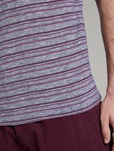 Bunt gestreiftes T-Shirt mit Brusttasche - Männer - wine rose multi fine stripe Bunt gestreiftes T-Shirt mit Brusttasche - Männer - wine rose multi fine stripe - 9 - TOM TAILOR