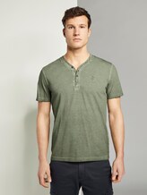 Gestreiftes Henley-T-Shirt mit Logo-Stickerei - Männer - Olive Night Green Gestreiftes Henley-T-Shirt mit Logo-Stickerei - Männer - Olive Night Green - 1 - TOM TAILOR