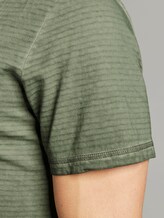 Gestreiftes Henley-T-Shirt mit Logo-Stickerei - Männer - Olive Night Green Gestreiftes Henley-T-Shirt mit Logo-Stickerei - Männer - Olive Night Green - 10 - TOM TAILOR
