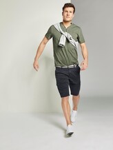 Gestreiftes Henley-T-Shirt mit Logo-Stickerei - Männer - Olive Night Green Gestreiftes Henley-T-Shirt mit Logo-Stickerei - Männer - Olive Night Green - 3 - TOM TAILOR