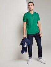 Gestreiftes Henley-T-Shirt mit Logo-Stickerei - Männer - rich meadow green Gestreiftes Henley-T-Shirt mit Logo-Stickerei - Männer - rich meadow green - 3 - TOM TAILOR