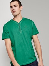 Gestreiftes Henley-T-Shirt mit Logo-Stickerei - Männer - rich meadow green Gestreiftes Henley-T-Shirt mit Logo-Stickerei - Männer - rich meadow green - 5 - TOM TAILOR