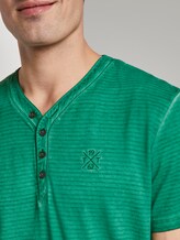 Gestreiftes Henley-T-Shirt mit Logo-Stickerei - Männer - rich meadow green Gestreiftes Henley-T-Shirt mit Logo-Stickerei - Männer - rich meadow green - 9 - TOM TAILOR